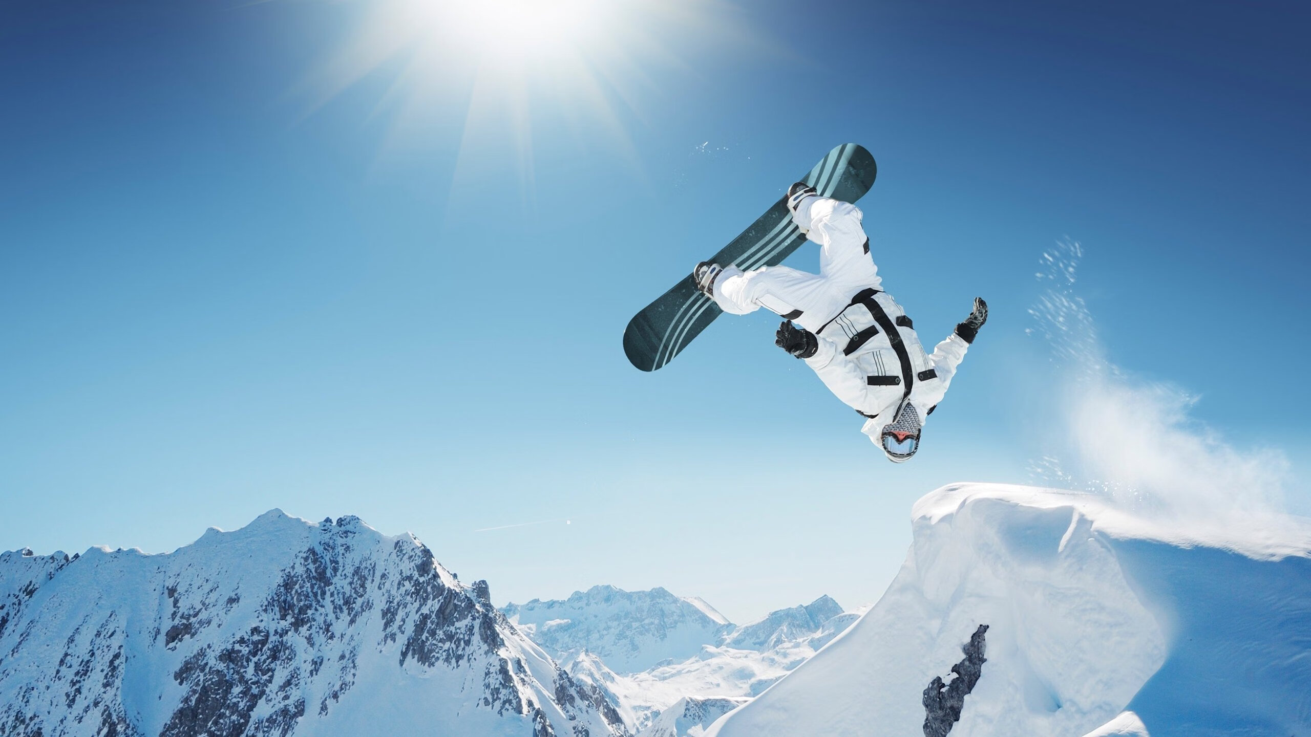 中国代表团在冬奥会再创佳绩 冰雪健儿展现拼搏精神